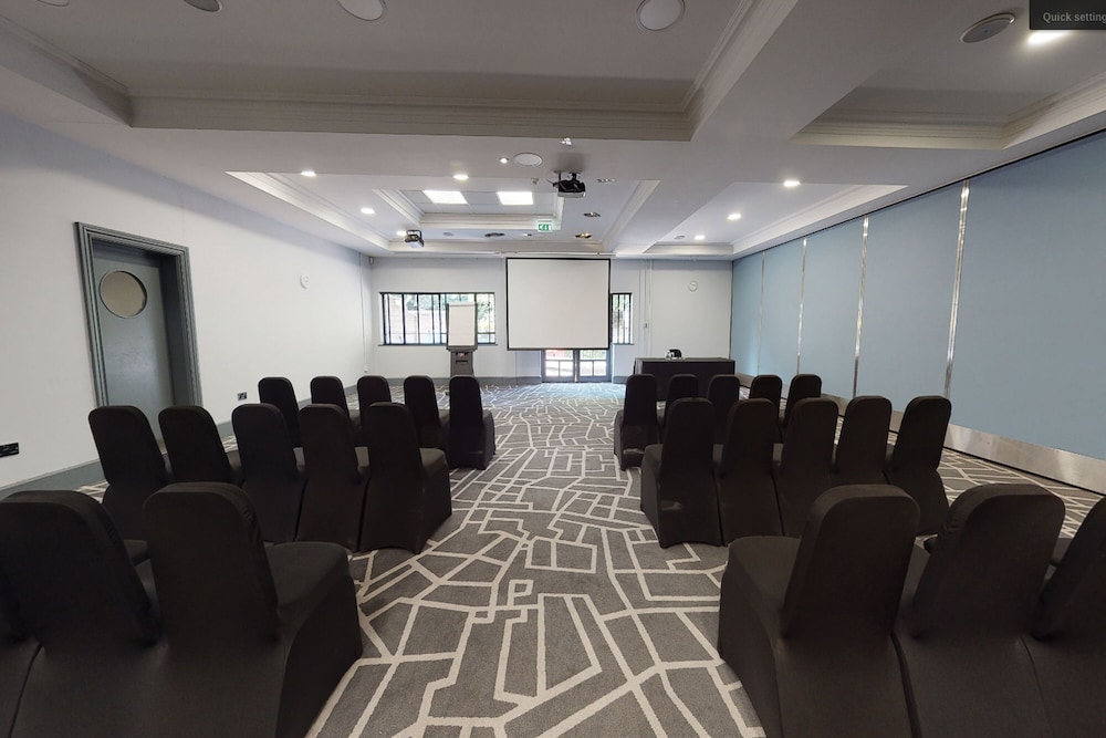 Village Leeds North Hotel Leisure Club 62/70