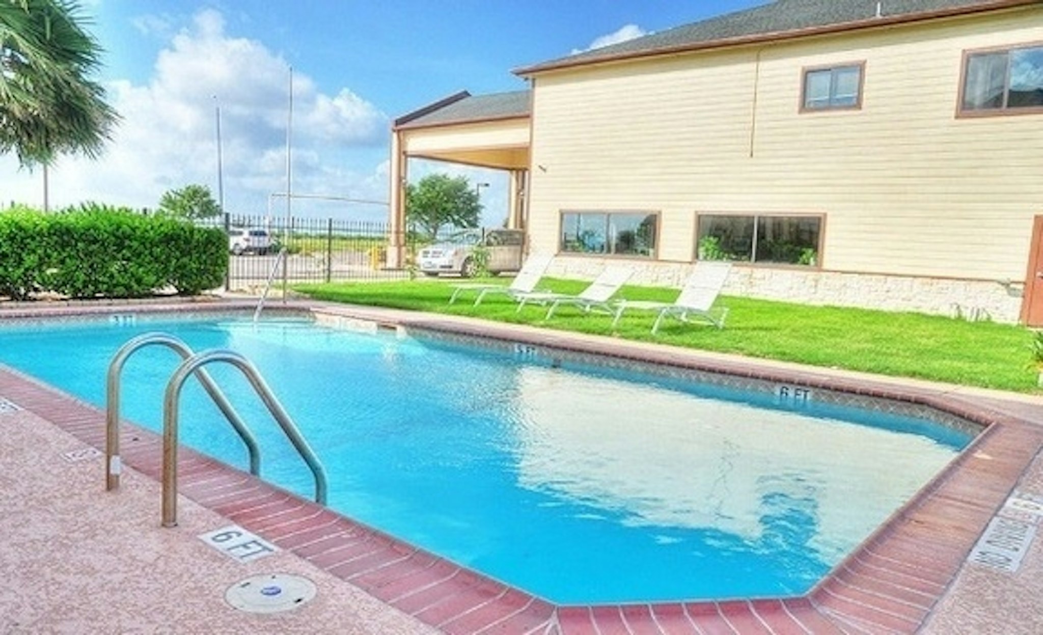 Quality Inn & Suites Victoria South 12/23