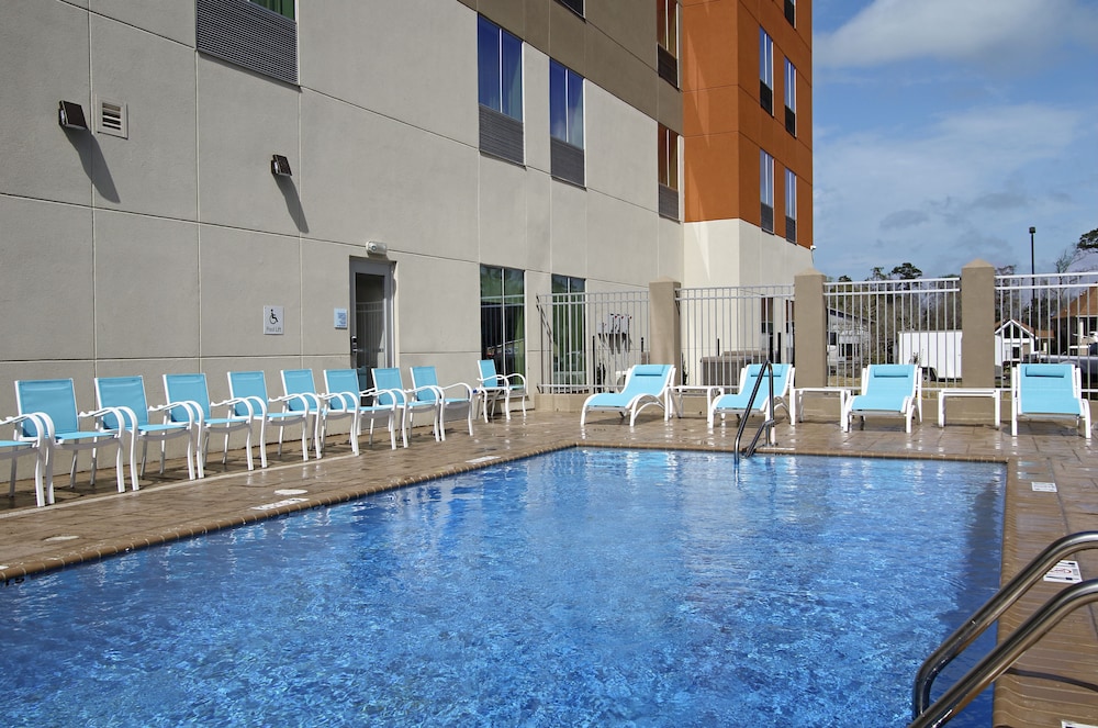 Holiday Inn Express & Suites Lake Charles South Casino Area 3/55