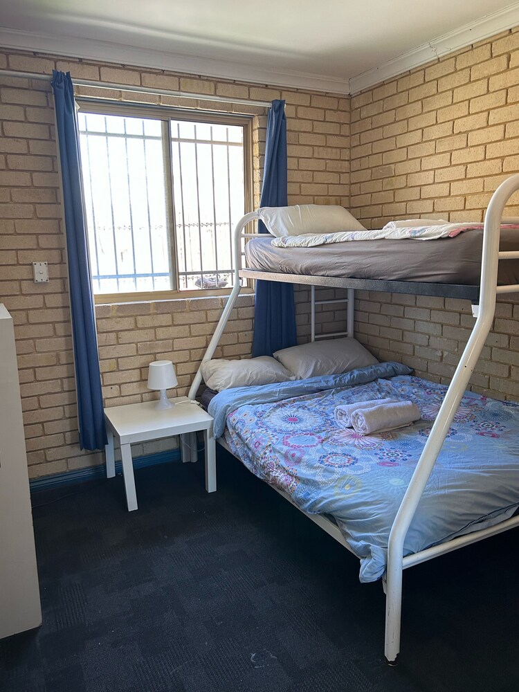 The Shiralee - Hostel 27/57