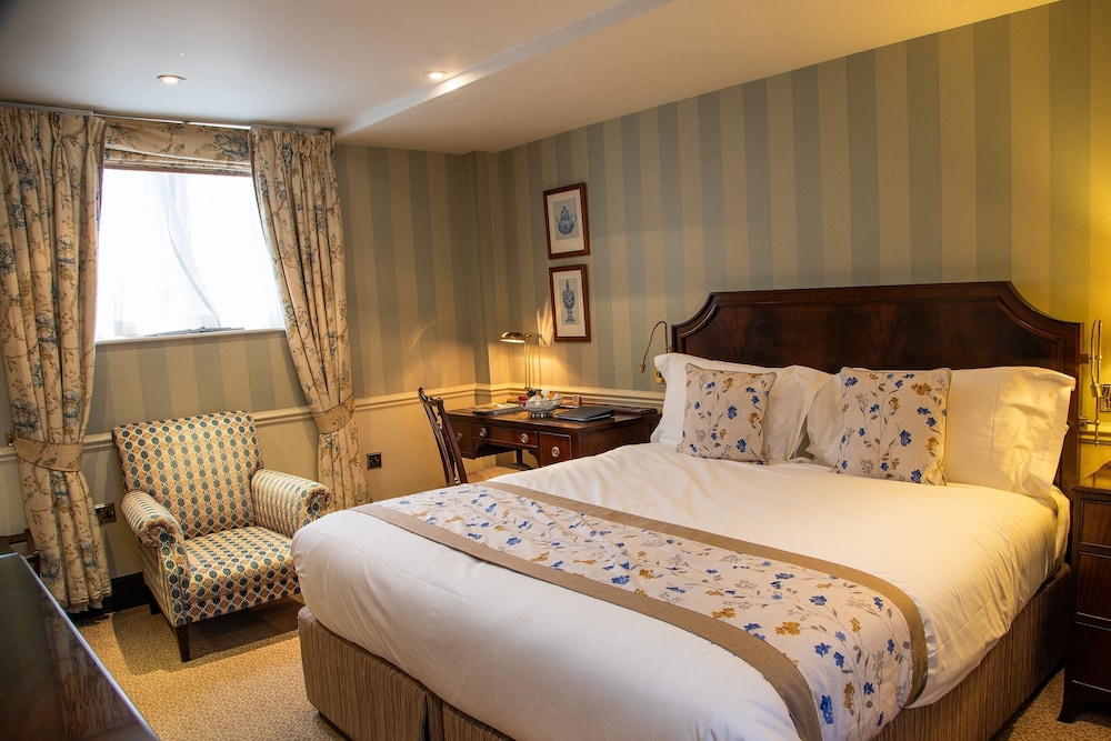 Ellenborough Park Hotel 12/75