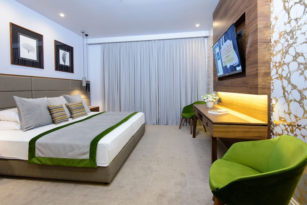 LUXURY, DOUBLE OR TWIN BED