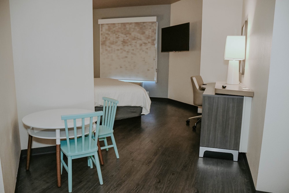 Holiday Inn Omaha Downtown-Airport 56/77