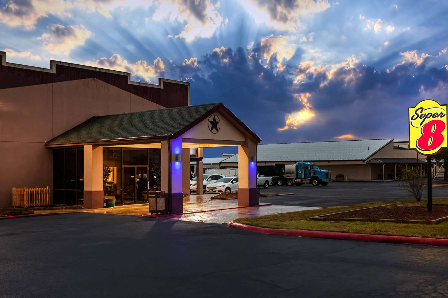 Super 8 by Wyndham Giddings 20/21