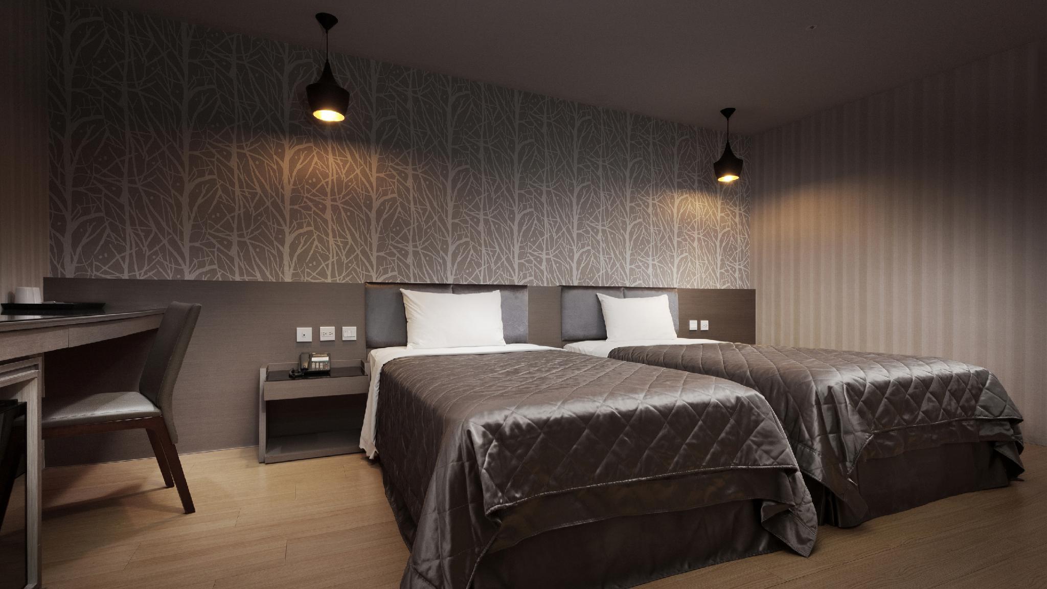 Room, Twin Beds, No Window