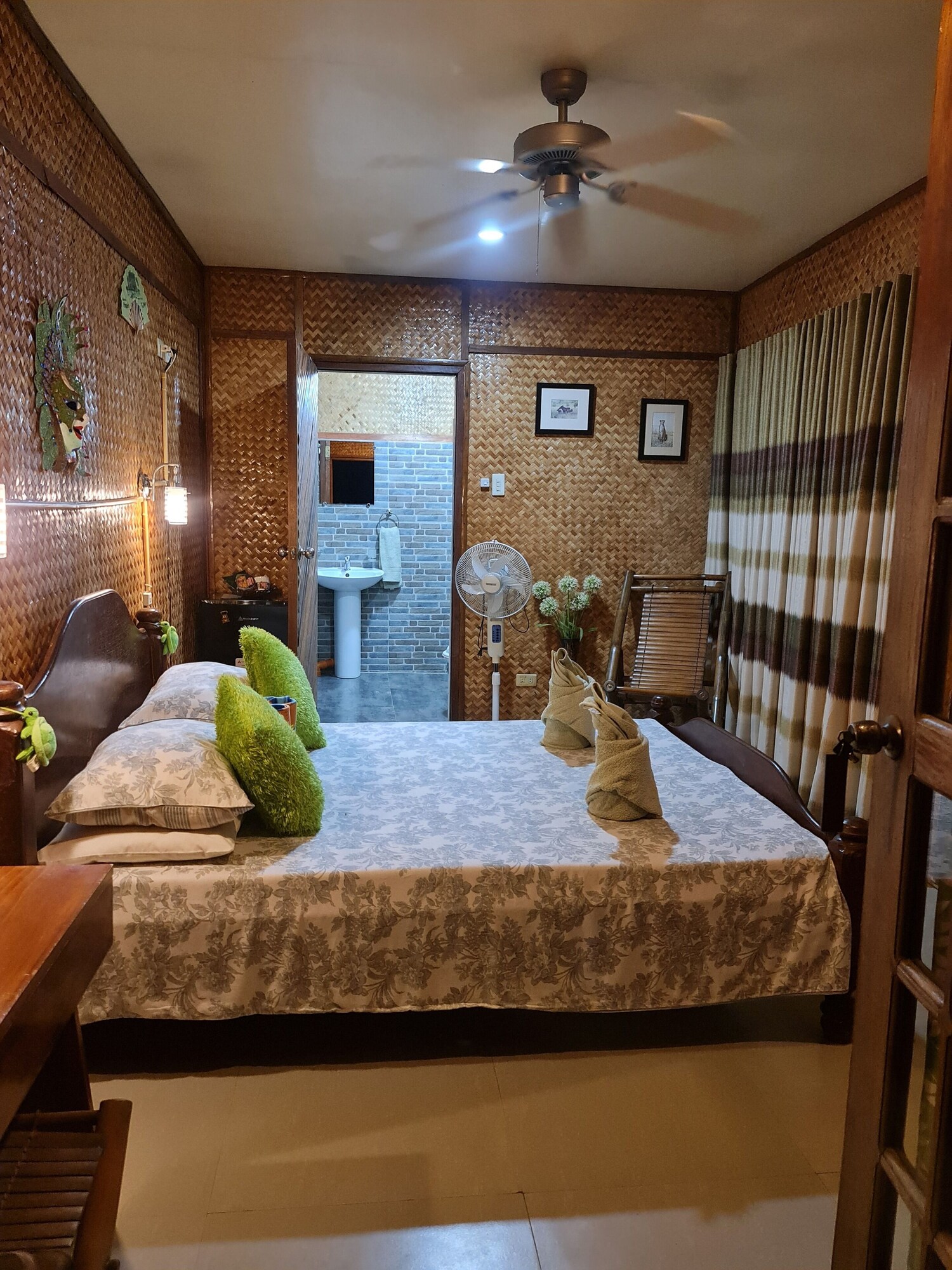 Green, Queen Bed, Private Bathroom