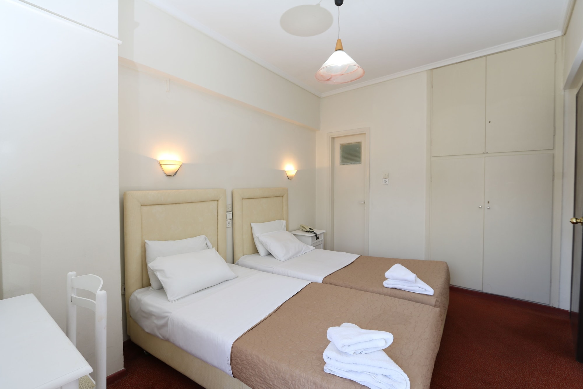ROOM, TWIN BEDS