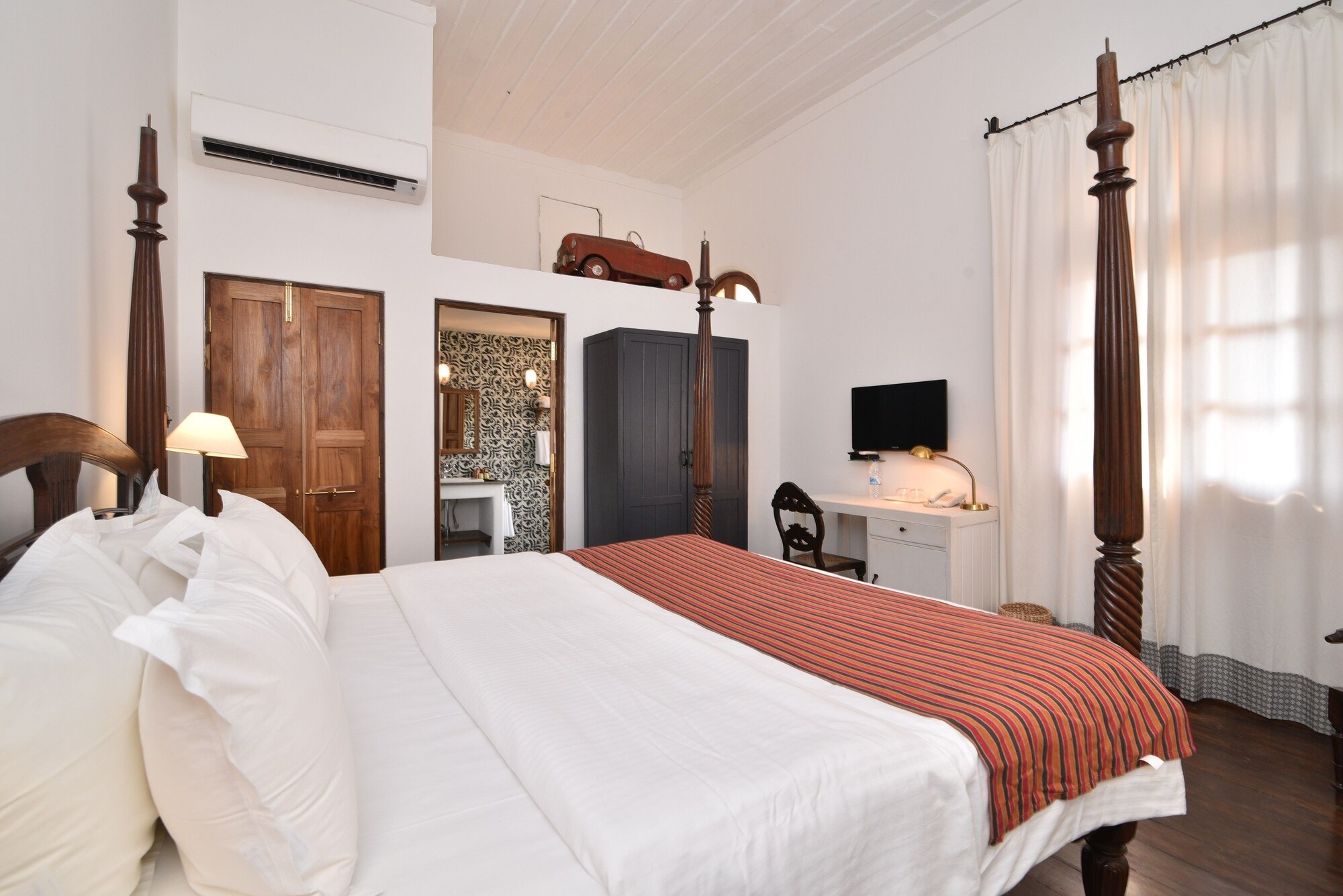 SUPERIOR, SUITE, QUEEN BED, CITY VIEW