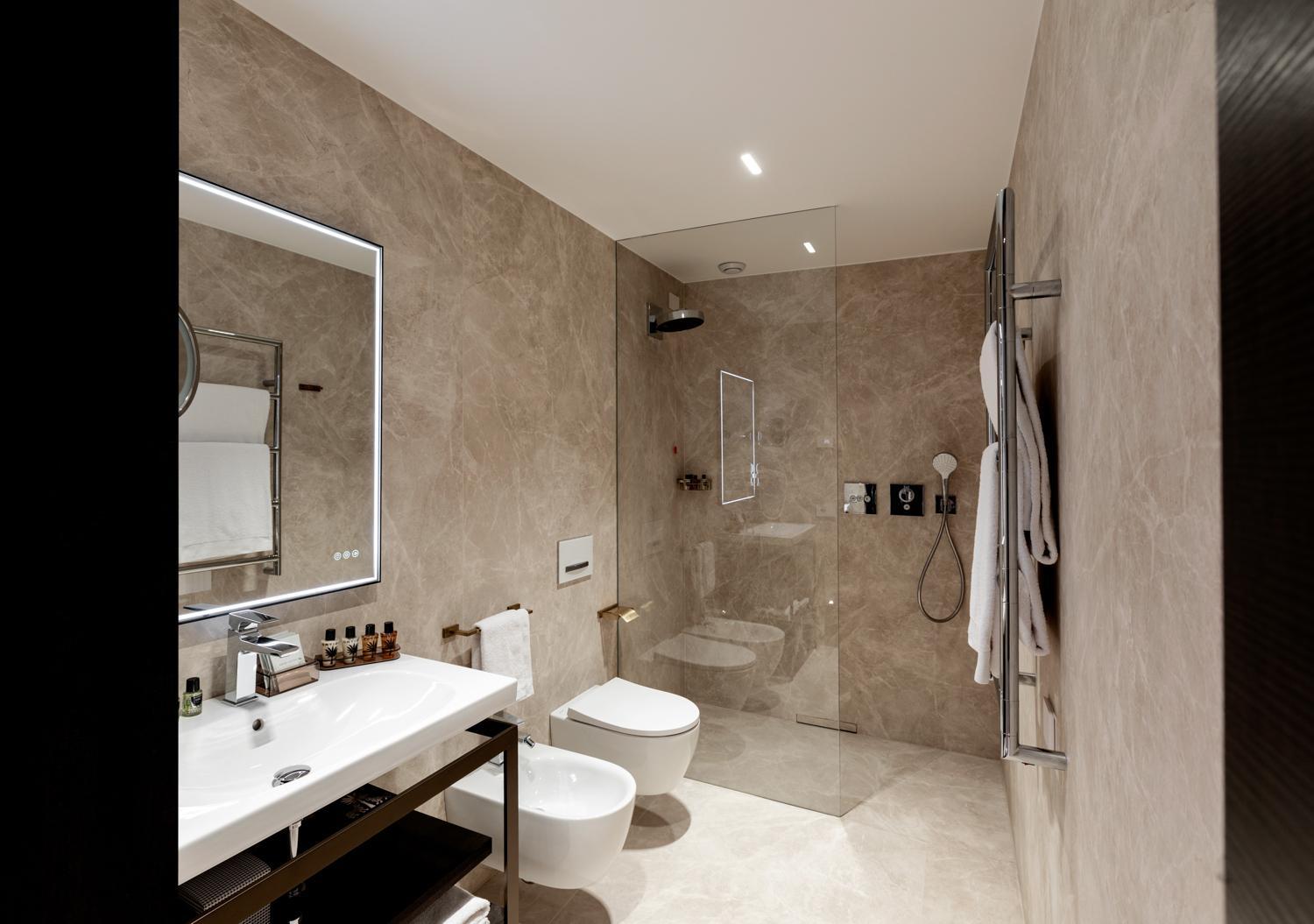 SUITE, QUEEN BED