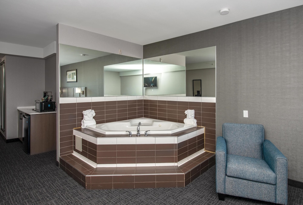 Coast Lethbridge Hotel and Conference Centre 5/50