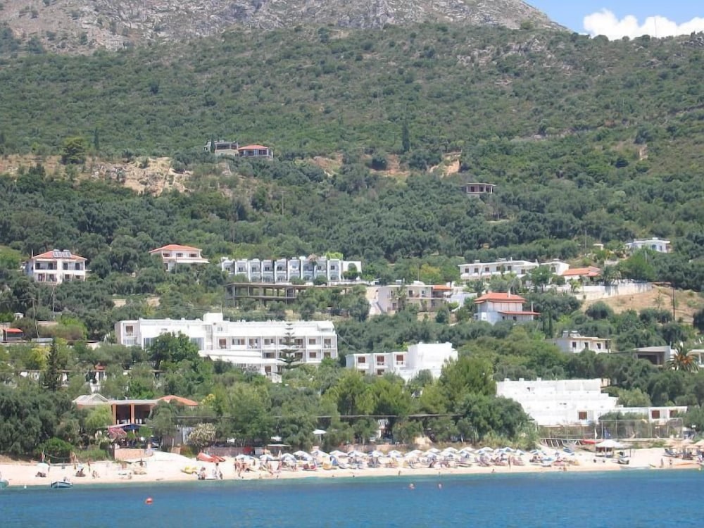 Spiros Studios 22/30