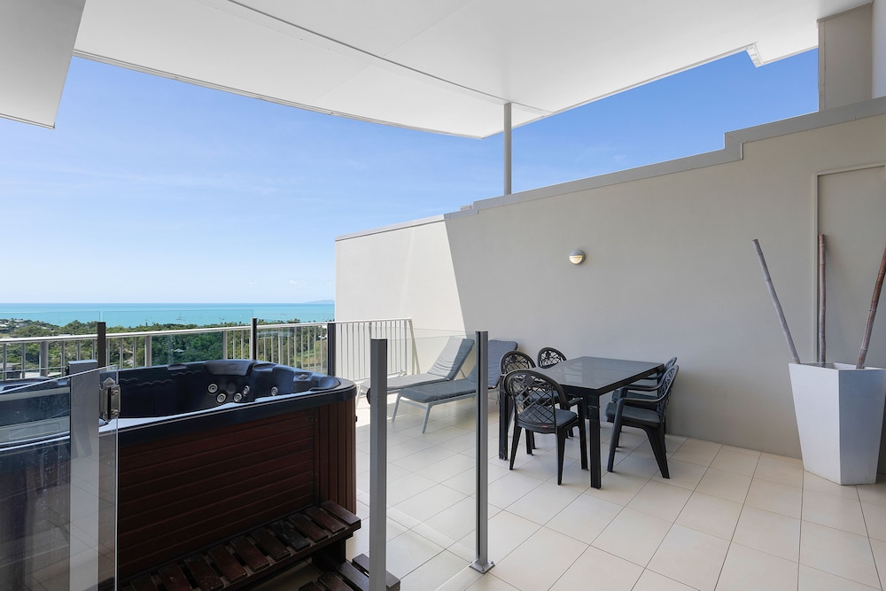 Azure Sea Whitsundays 10/51