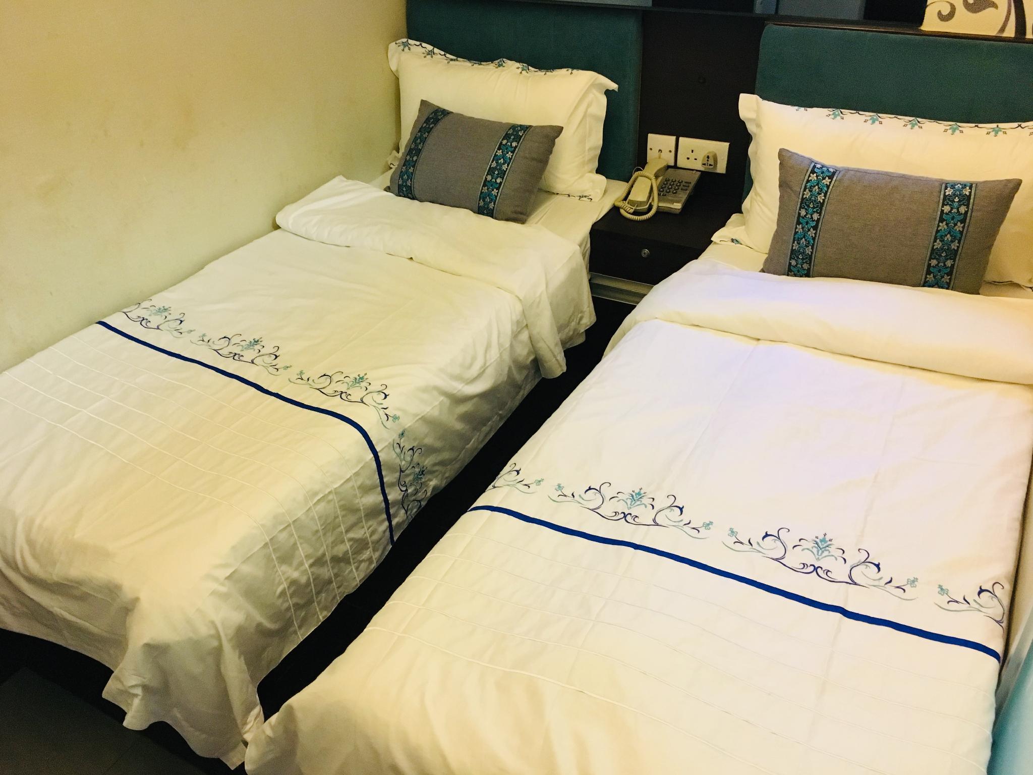 CLASSIC, TWIN BEDS