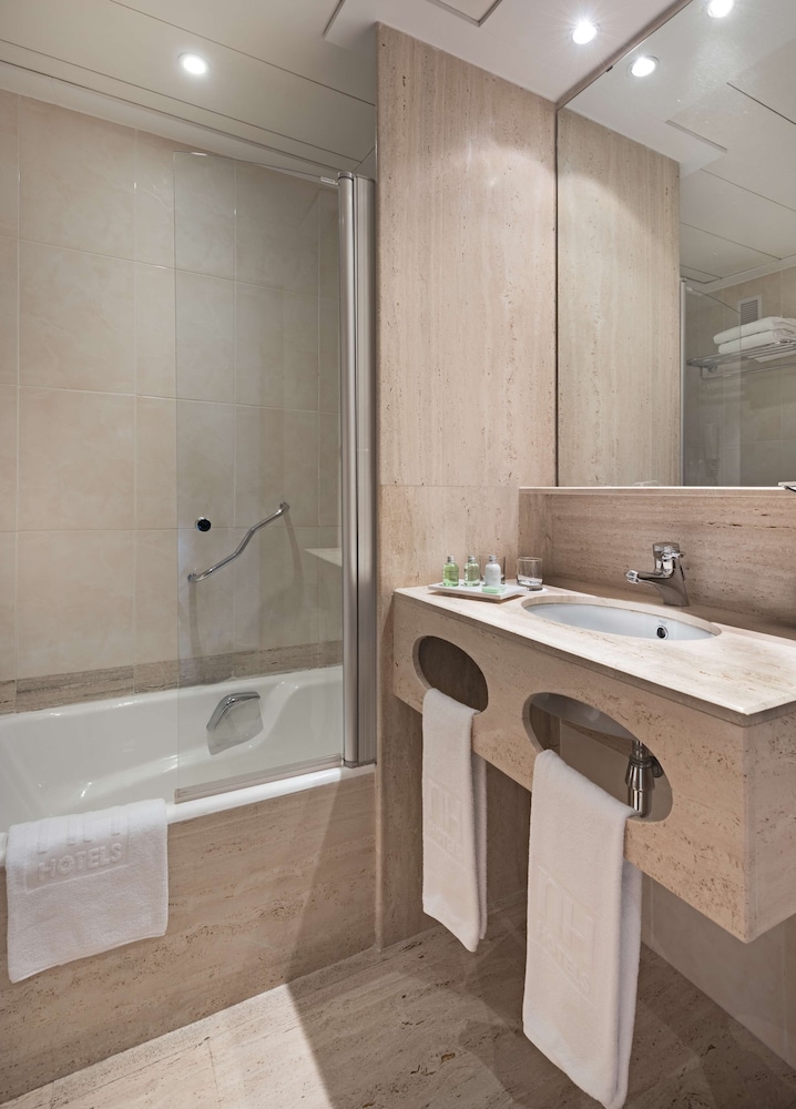 Adjoining, Family, 4 Beds، NH Valencia Center 7/8