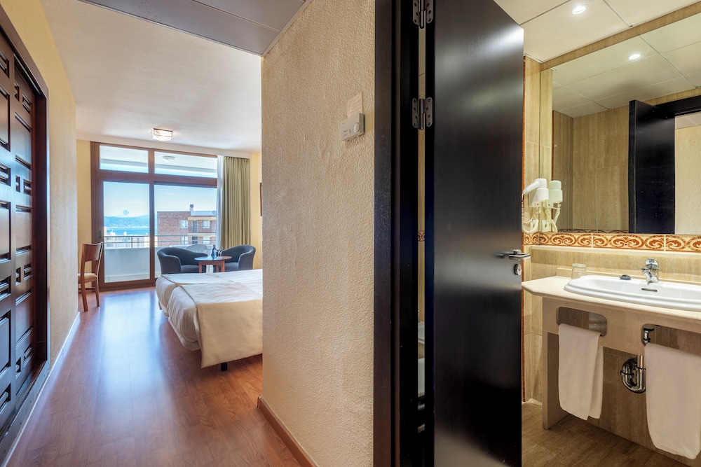 Superior, Twin Beds, Murphy Bed, Lateral Side Sea View، Leonardo Hotel Torremolinos Costa del Sol 8/8