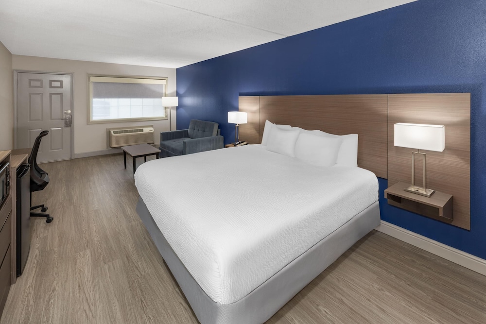 DELUXE, KING BED