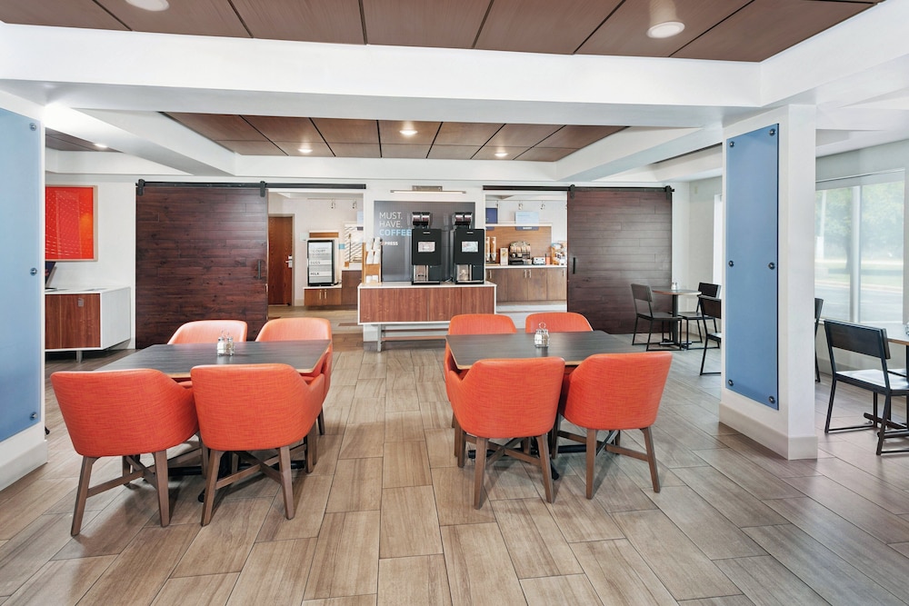 Holiday Inn Express Hotel & Suites Urbana-Champaign(U Of I Area) 58/74