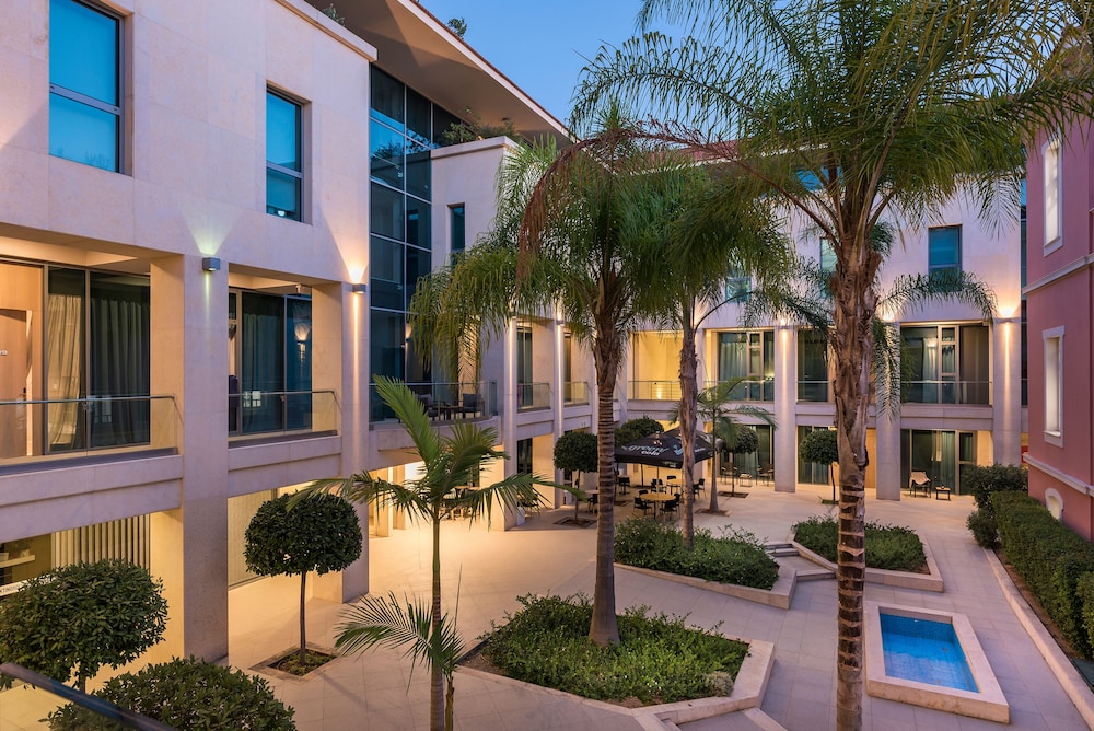 Trianon Luxury Apartments and Suites 68/74