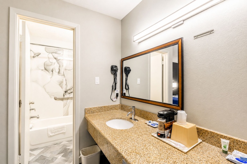 Freer Executive Inn and Studios by OYO 37/44