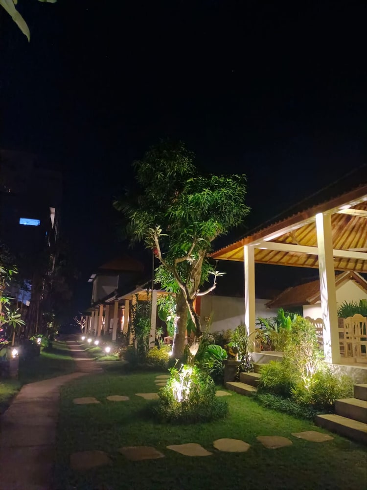 Utama Villas Beach Front Candidasa 36/38