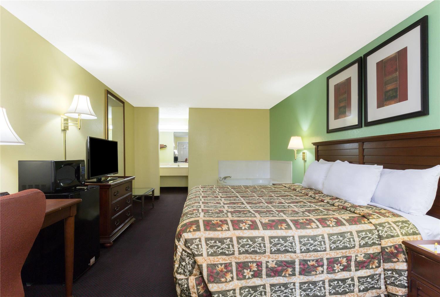 Days Inn by Wyndham Lamont/Monticello 5/10