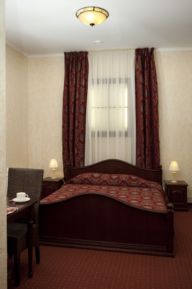 Monte Kristo Hotel 71/95