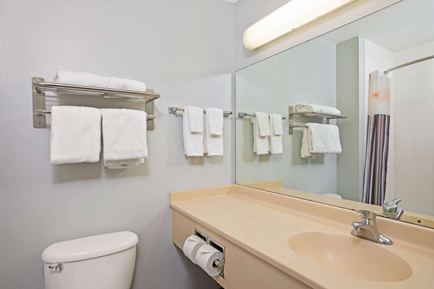 La Quinta Inn & Suites by Wyndham Omaha Airport Downtown 24/25