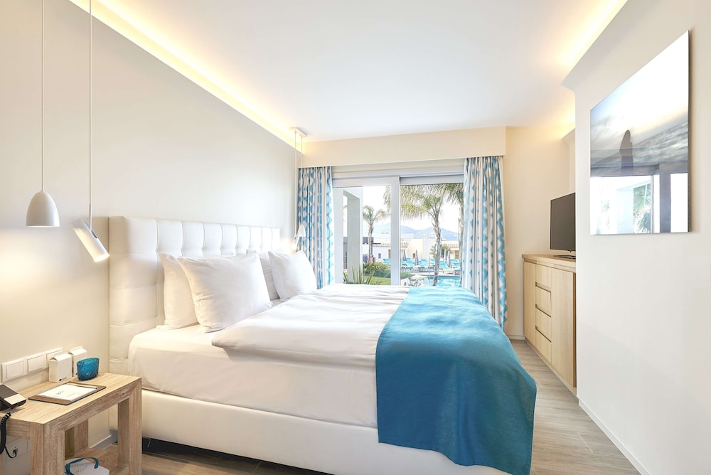 Lagoon, Suite, King Bed, Family Area