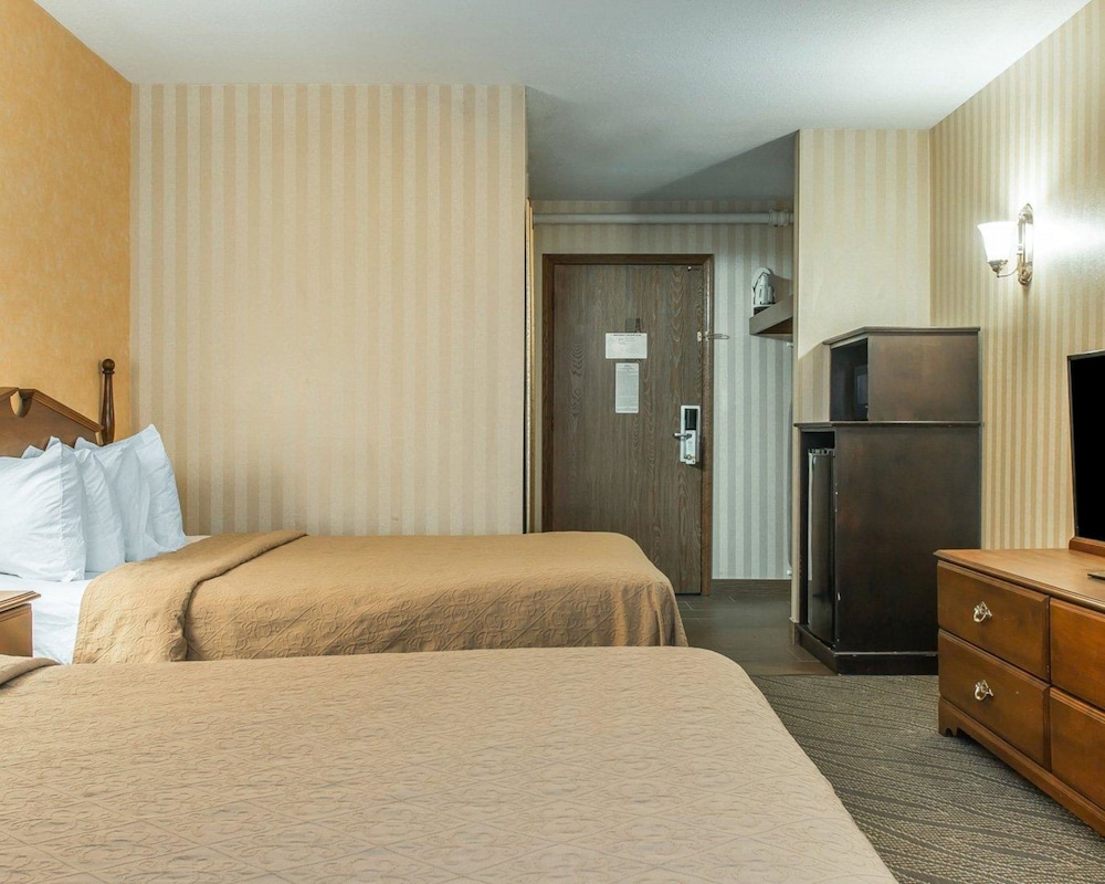 Quality Inn Gaylord MI 10/40