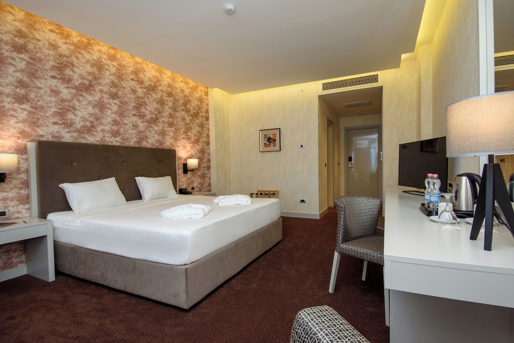 The Grand Gloria Hotel 7/36