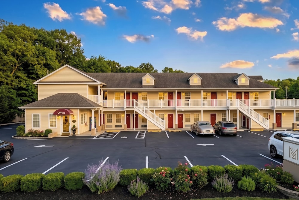 At 9 Motel Near Freehold I-195 24/38