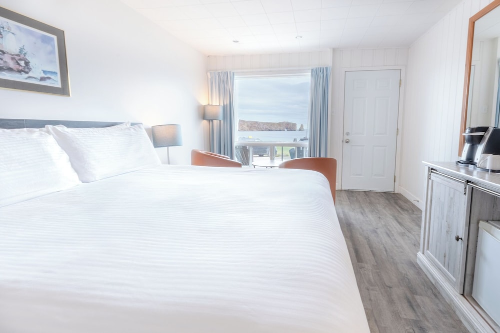 Signature, Rock, King Bed, with View