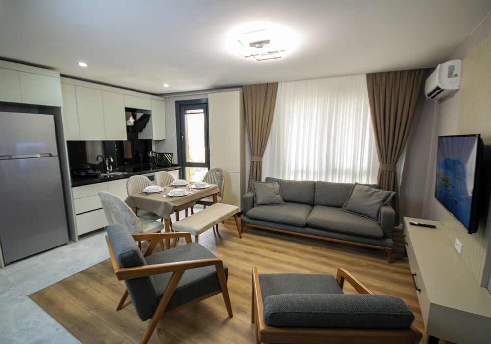 Luxury Life Suites 27/50