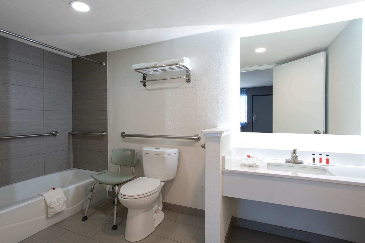 Days Inn by Wyndham Chesapeake 42/45