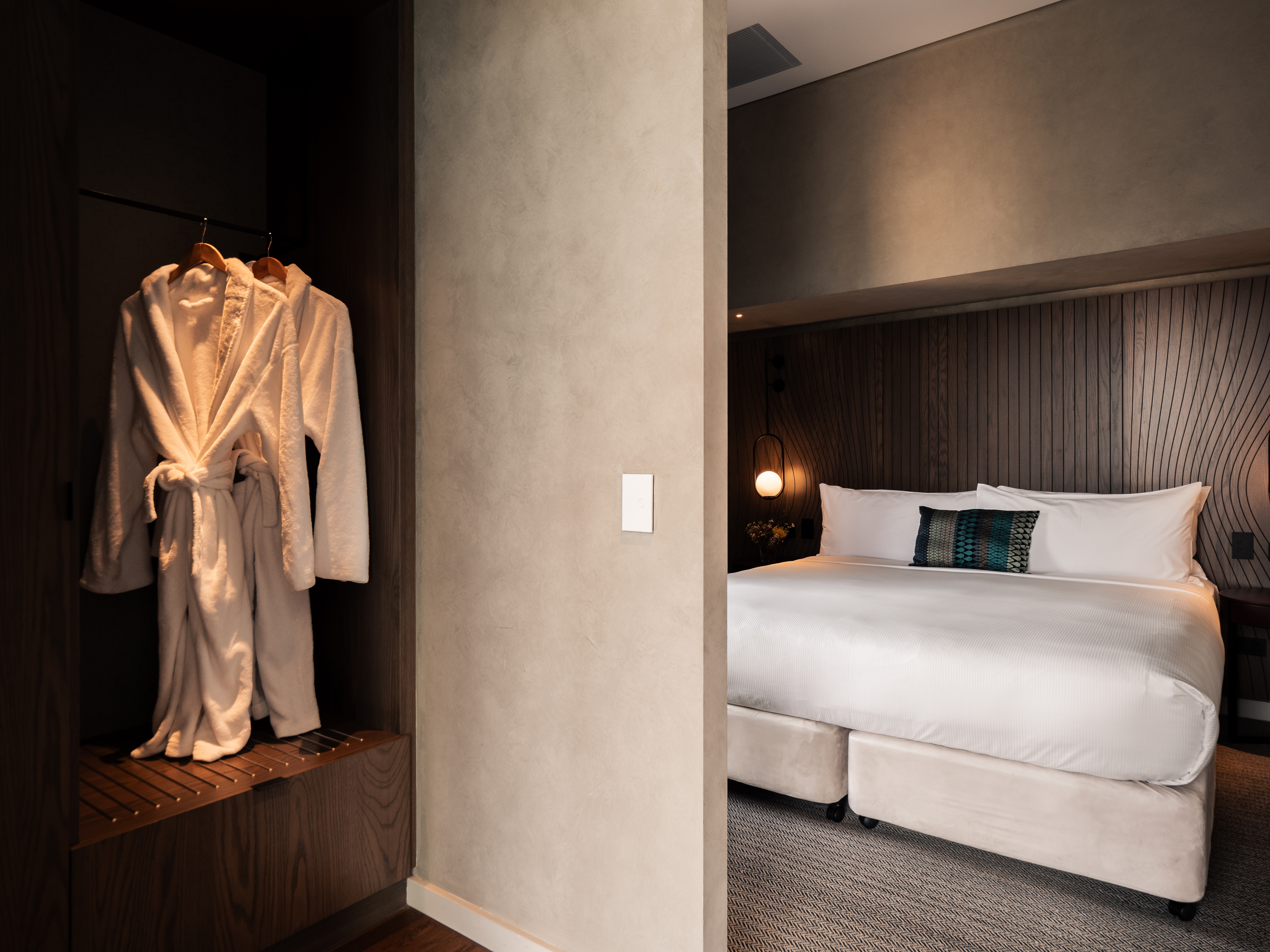 1 BEDROOM, SUITE, RIVER VIEW, BALCONY