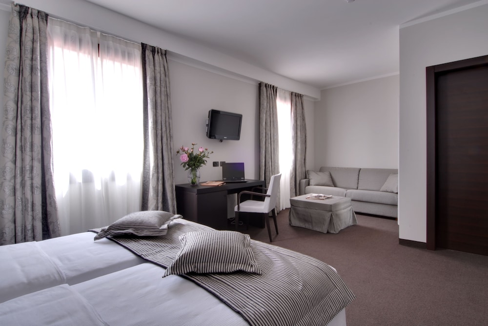 ROOM, QUADRUPLE