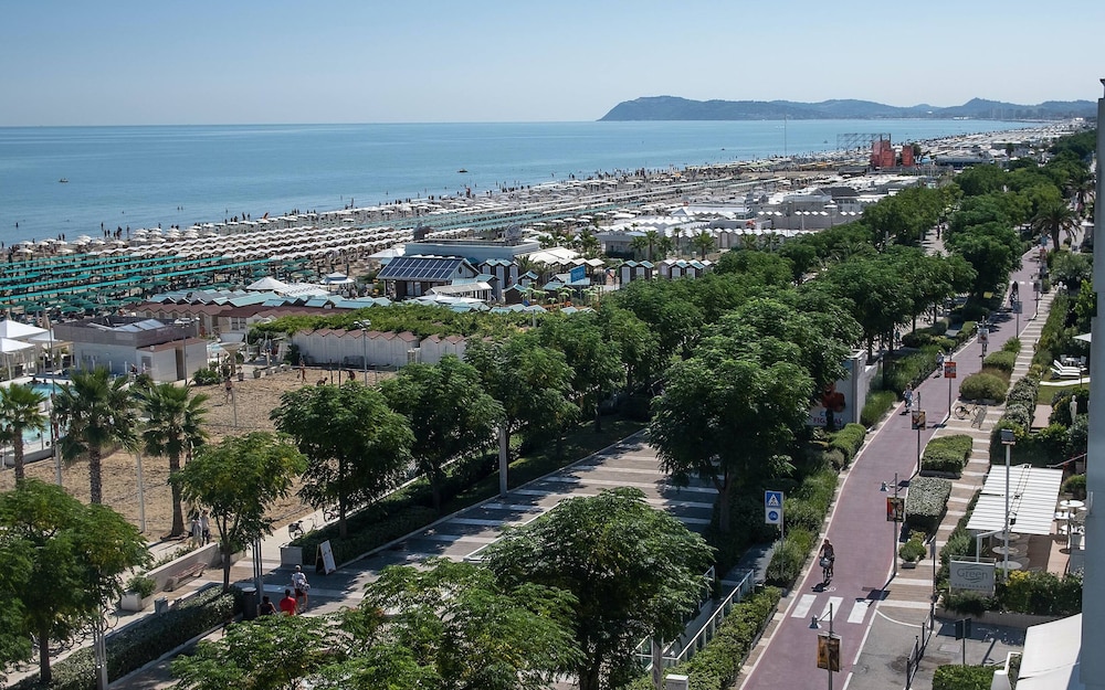Lungomare Hotel 45/50