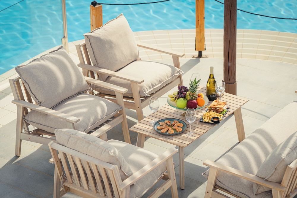 Kamari Beach Hotel 53/65