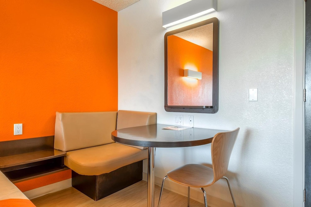 Motel6 Anaheim, CA - Maingate 37/58