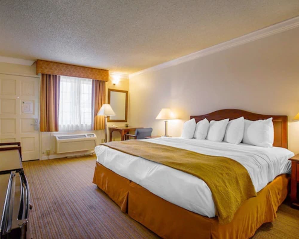 Arbor Inn Monterey 19/33