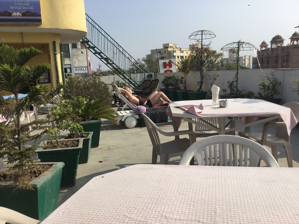 Mewar Inn 39/49