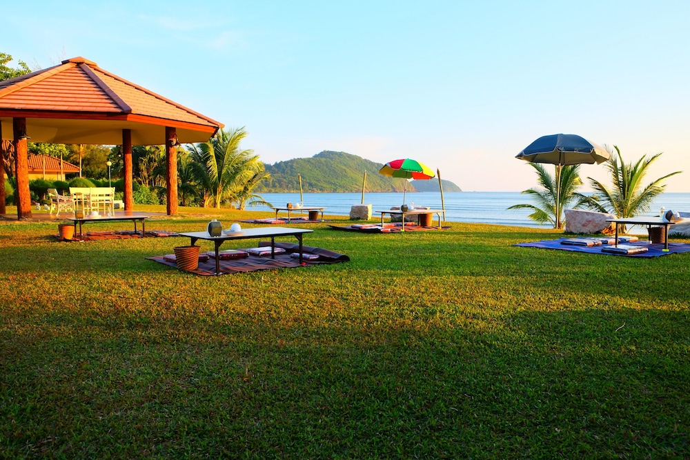New Travel Beach Resort 65/68