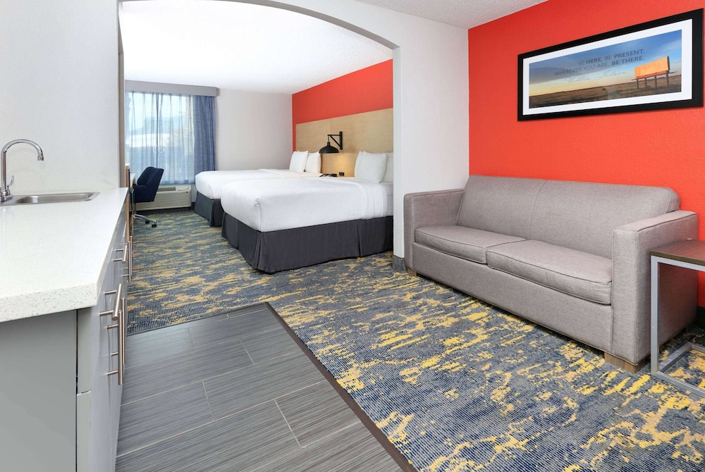 غرفة بسريرين كوين لذوي الإعاقة، La Quinta Inn & Suites by Wyndham Dallas - Las Colinas 3/6
