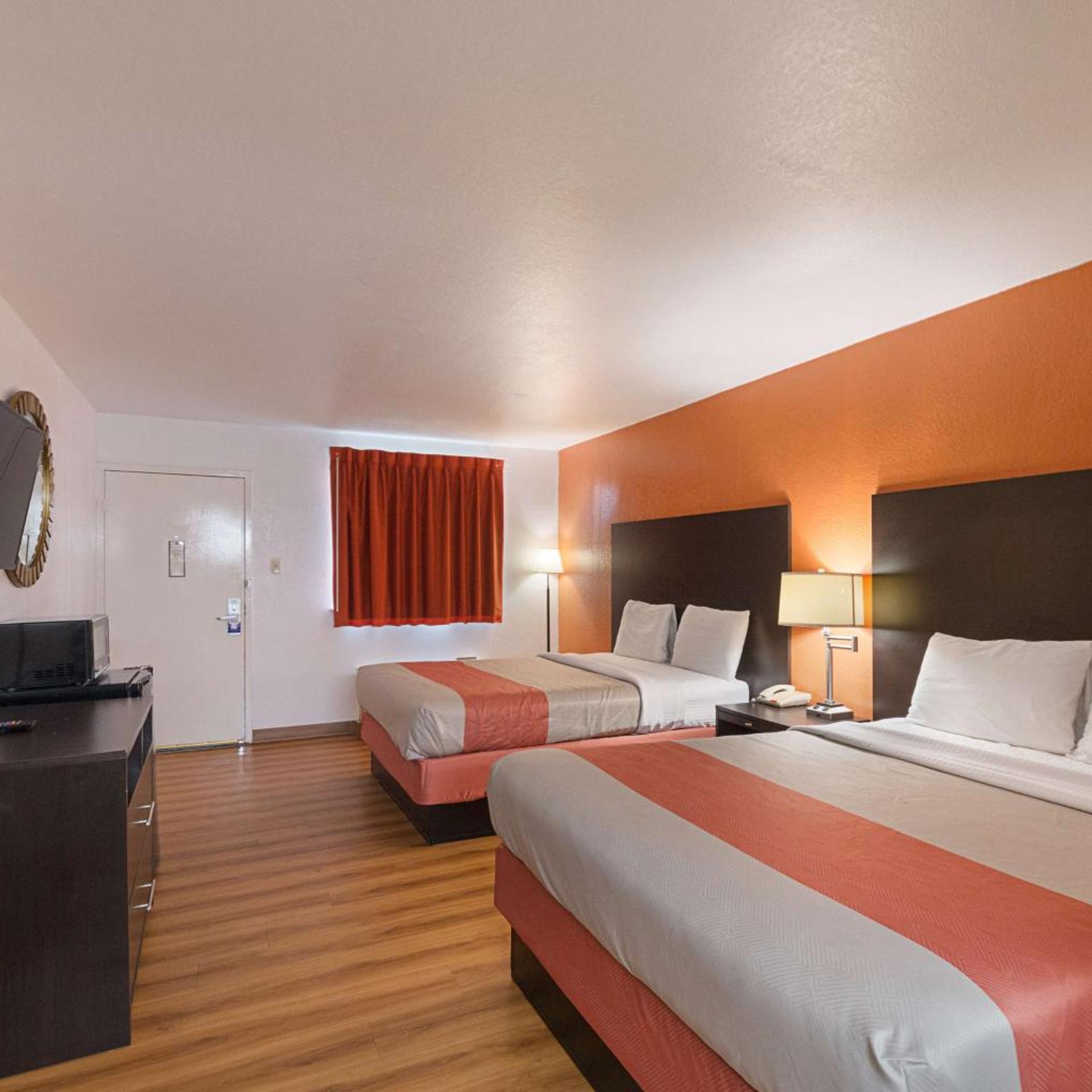2 Queen Beds - Non-Smoking, Micfridge، Motel6 San Antonio, TX - I-10 West 6/10