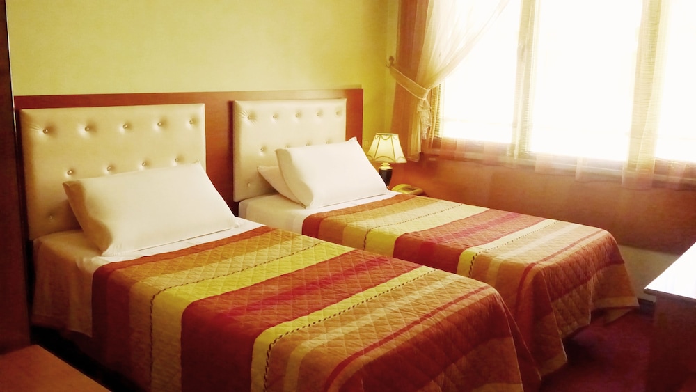 ROOM, TWIN BEDS