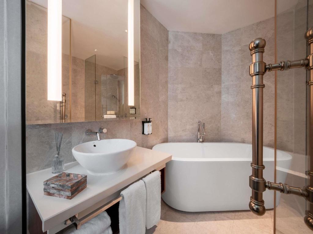 جناح تنفيذي بانورامي بسرير كينج بإطلالة، Novotel Singapore Robertson Quay 2/2