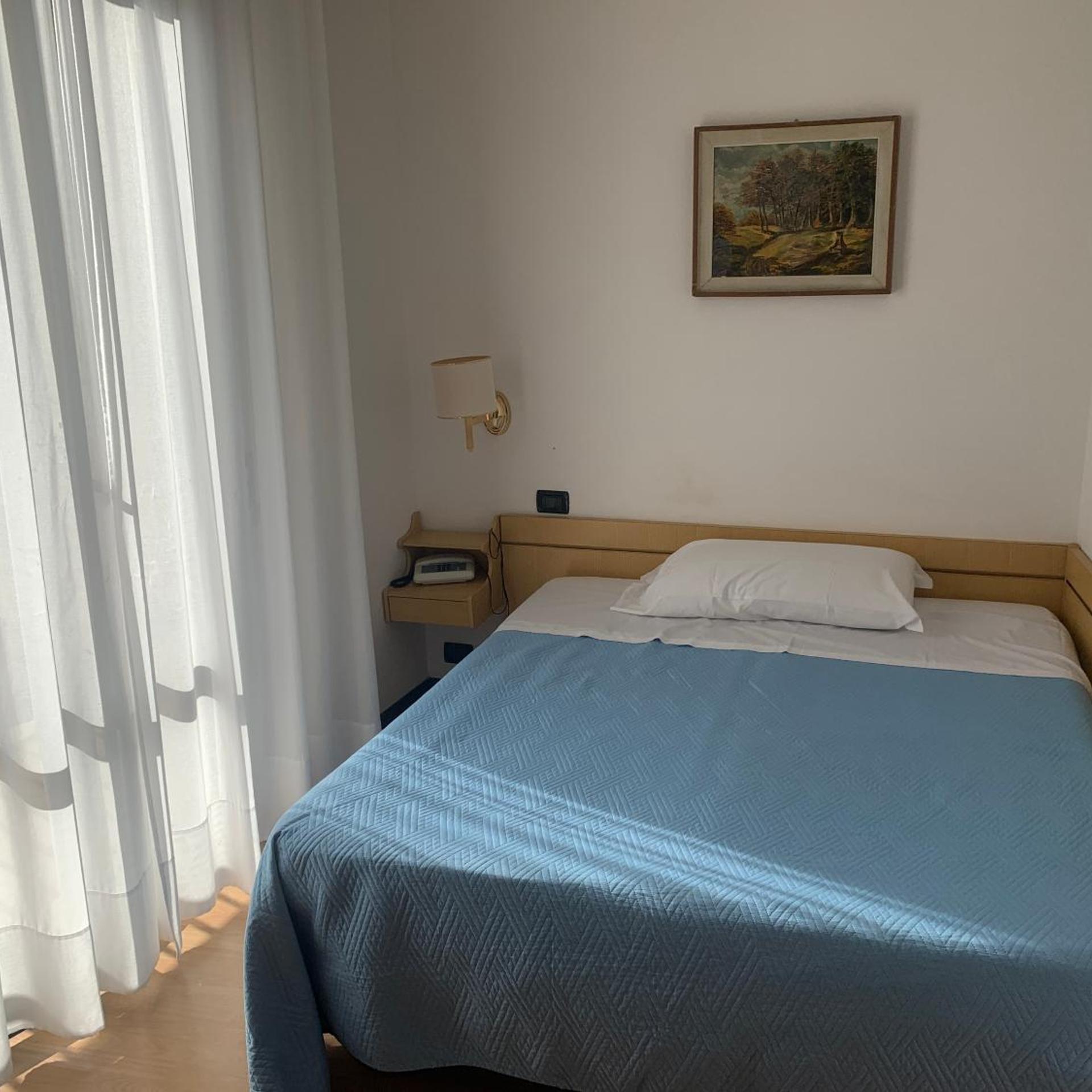 ROOM, SINGLE