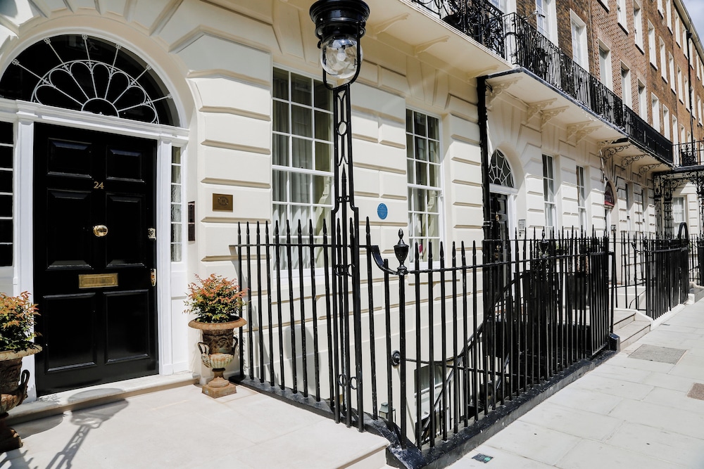 Henry's Townhouse 3/53