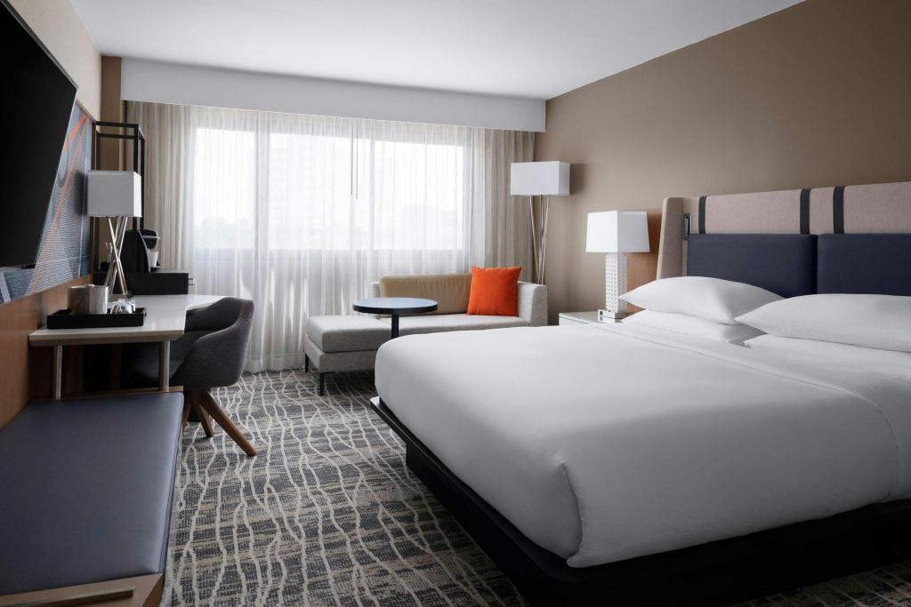 Guest Room, Executive, King Bed, Club Lounge Access