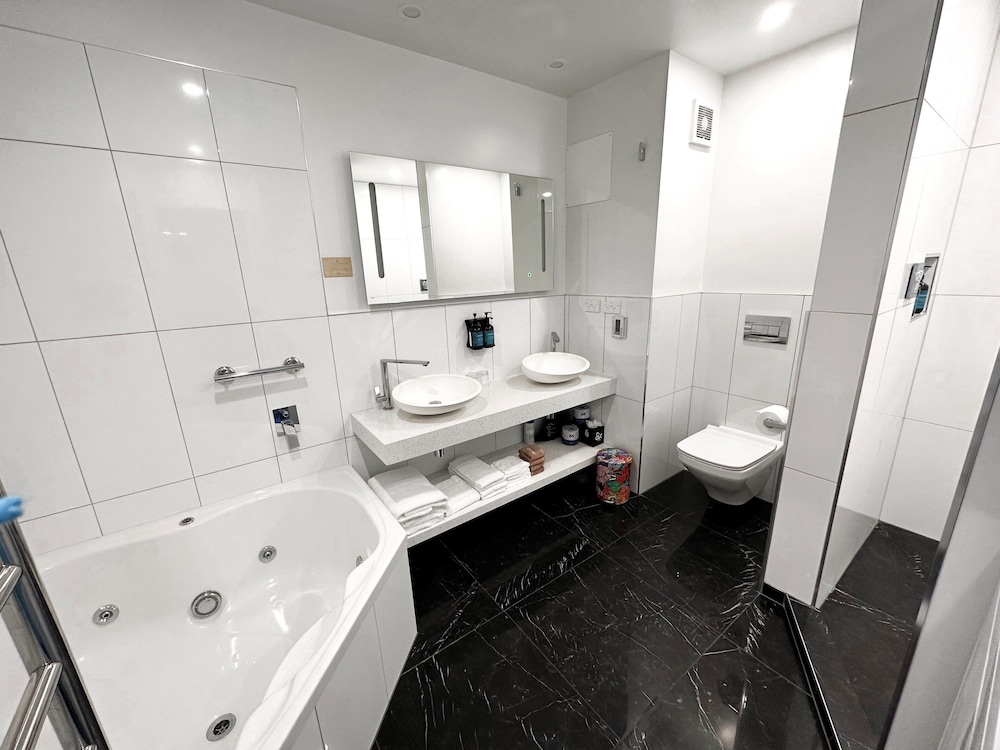 Executive, Suite, King Bed, Murphy Bed, River Front, Sofa، Trailways Hotel 4/6